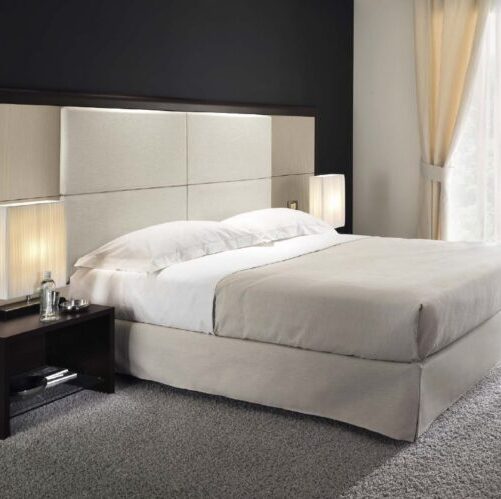 camera da letto matrimoniale dalle tonalità neutre